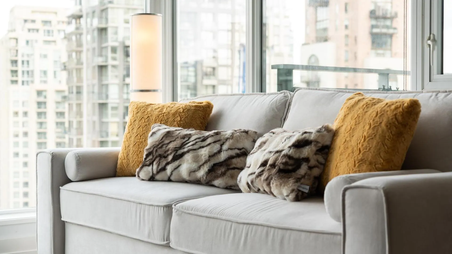 Appartamento Elegant Two Bedroom Retreat Breathtaking Ocean And Skyline Views Vancouver