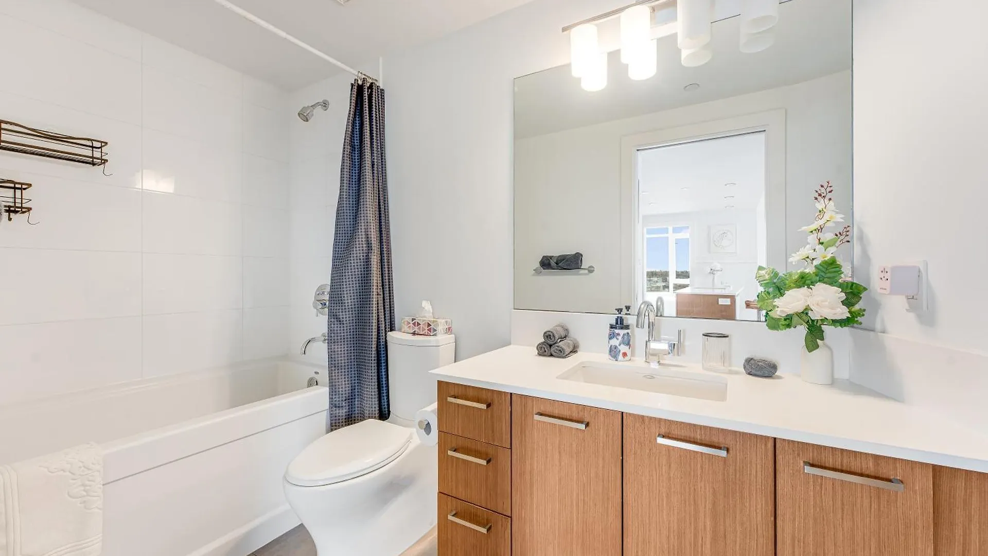 Elegant Two Bedroom Retreat Breathtaking Ocean And Skyline Views Vancouver Canada